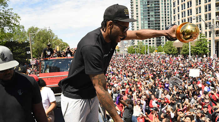 kawhi-leonard-raptors-parade.jpg